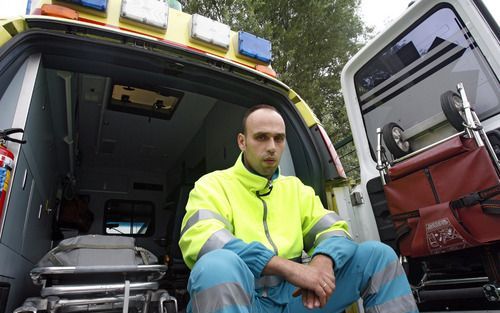 CAPELLE A/D IJSSEL â€“ Ambulanceverpleegkundige Dirk Koelewijn: „Een oude vrouw zei: „De dokter spuit me vanavond dood.” Letterlijk. De rillingen liepen me over de rug.” Foto Roel Dijkstra