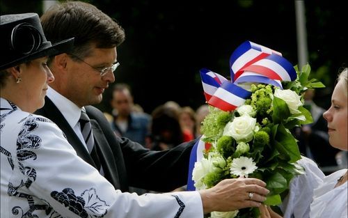 BREDA - Premier Balkenende legt een krans bij het IndiÃ«monument in Breda. Foto ANP