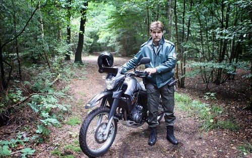 ENTER â€“ Buitengewoon opsporingsambtenaar Gerard Eikenaar (45) uit Enter ontdekt in het nachtelijk duister regelmatig dingen die het daglicht niet kunnen verdragen. De toezichthouder voor de Wild Beheer Eenheid Rijssen doorkruist het 7000 hectare tellend