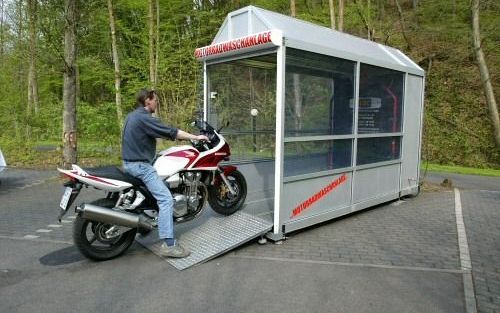 In Duitsland, Zwitserland, Spanje en ItaliÃ« draaien al verschillende motorwasinstallaties. Maar Nederlanders hebben last van koudwatervrees. Kopers van de vinding laten nog op zich wachten.Foto’s RD