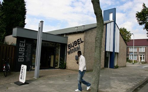 TILBURG â€“ De Bijbelwinkel van de Gereformeerde Gemeenten aan de Offenbachstraat in Tilburg Noord wordt volgend jaar een inloophuis. De plannen voor de verbouw bevinden zich in een vergevorderd stadium. Foto RD, Anton Dommerholt