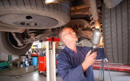 ENSPIJK â€“ Steekproefcontroleur Bert Wesel van de Rijksdienst voor het Wegverkeer inspecteert een auto op de brug van garagebedrijf Blom in Enspijk. Het kabinet heeft plannen voor een halvering van het aantal apk keuringen. De verkeersveiligheid staat hi