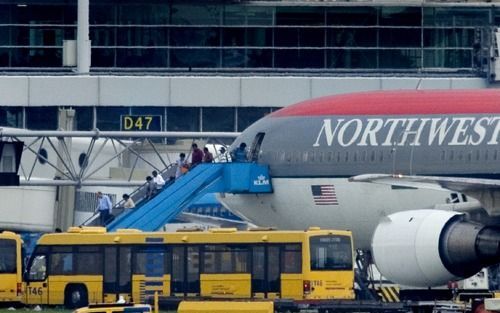 AMSTERDAM - Passagiers verlaten woensdag het toestel van Northwest Airlines kort na de terugkeer op Schiphol. Een passagiersvliegtuig van de Amerikaanse luchtvaartmaatschappij Northwest Airlines is woensdag aan het eind van de ochtend onder begeleiding va