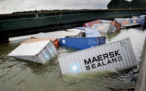 ROTTERDAM - In de Rozenburgsluis in het Botlekgebied is donderdag een containerschip gezonken. Een deel van de lading, containers met cacao, drijft in het water. Het scheepvaartverkeer op het Calandkanaal is gestremd. De oorzaak van het zinken is nog onbe