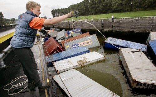 ROZENBURG â€“ In de Rozenburgsluis in het Botlekgebied is donderdag een containerschip gezonken. Een deel van de lading, containers gevuld met cacao, kwam in het water terecht. Het gezonken schip van 63 meter lang en ruim 7 meter breed ligt op de bodem va