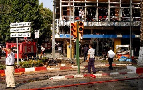 ANTALYA - Ingestorte gebouwen door een explosie in Antalya, een Turkse badplaats. Er zijn zeker drie mensen om het leven gekomen. Foto EPA