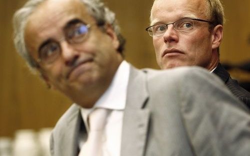 DEN HAAG â€“ De Vereniging van effectenbezitters (VEB) heeft inmiddels ruim 173.000 claims ontvangen van Aholdaandeelhouders. De aanmeldingstermijn is verlengd tot 15 september. Peter Wakkie (l.), lid van de raad van bestuur van Ahold, verwacht dat uitein