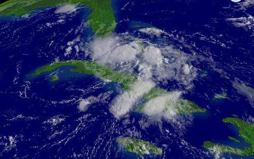 KEY WEST - De tropische storm Ernesto beweegt zich in de richting van zuidelijk Florida, hier te zien op een beeld van de National Oceanic and Atmospheric Administration (NOAA) van dinsdag. Foto EPA.