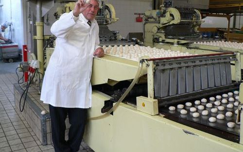 ALMELO â€“ Algemeen directeur Geert Jan van Ark van Bolletje toont de beschuitbol waaraan het „oer Hollandse bedrijf” zijn naam dankt. „De Nederlandse consument ziet onze producten een beetje als zijn eigendom.” Foto: RD