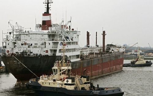 DEN HAAG - Het asbestschip de Otapan komt mogelijk tijdelijk terug naar Nederland. Foto: ANP