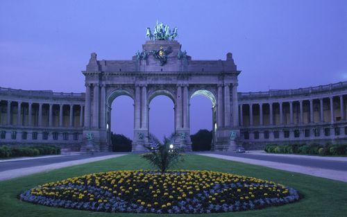 BRUSSEL â€“ HÃ©t symbool van het Jubelpark: het 45 meter hoge monument bestaat uit drie gelijke bogen met bovenop, in brons, een strijder, zwaaiend met de nationale vlag, op een wagen met een vierspan ervoor. Het stelt het triomferende Brabant voor. Foto: