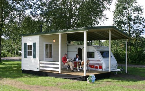 ZEEWOLDE â€“ De caravanport speelt in op de behoefte aan een vast rustpunt en op de vraag naar flexibiliteit, vindt ontwerper Jan Witte. Doelgroep is de verwende kampeerder die van gemak houdt. Foto Likon