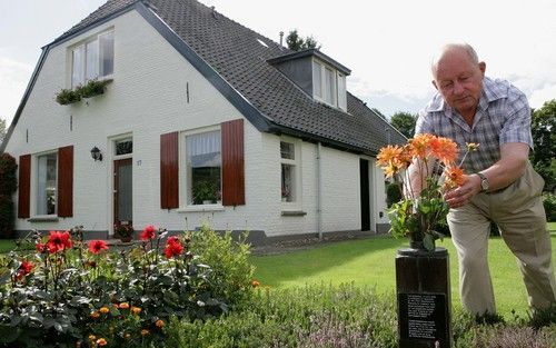 OOSTERBEEK â€“ Han Kardol bij het monument in zijn tuin dat hij kreeg van militairen die tijdens de Slag om Arn hem vanuit zijn woning de Duitse troepen probeerden tegen te houden. Kardol loopt zaterdag voor de zestigste keer de Airborne Wandeltocht ter n