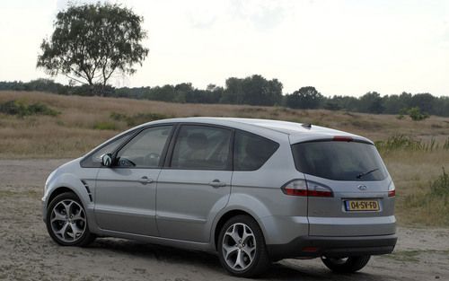 De nieuwe Ford S-MAX is net wat minder pompeus dan een grote ruimtewagen. Veel details geven de wagen een sportieve indruk. Foto Tony Vos