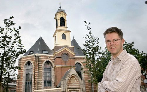 DORDRECHT â€“ De Nieuwkerk in Dordrecht is van buiten een kerk, maar van binnen is het een keukenzaak. De Dordtse boekbinder en amateurhistoricus Arie Nelemans schreef een boek over de duizenden begrafenissen die in en rond de Nieuwkerk hebben plaatsgevon