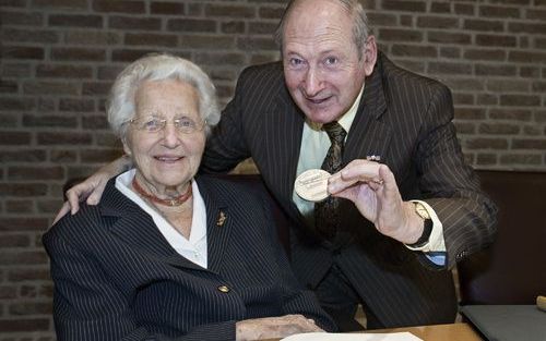 RODEN â€“ De 90-jarige mevrouw Renema-Hoekstra kreeg donderdag in het gemeentehuis van de gemeente Noordenveld in Roden de Yad-Vashemmedaille uitgereikt. In de Tweede Wereldoorlog vingen zij en haar man een Joods onderduikstertje op. „We hadden naar mijn 