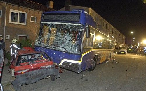 APELDOORN - Over een lengte van enkele honderden meters kwam een buschauffeur maandagavond met in elk geval twaalf auto’s in botsing. Foto ANP