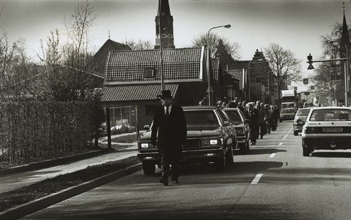 „Juist rondom overlijden en begraven tiert de symboliek welig in kerkelijk Nederland en velen denken daarmee voor de mens van vandaag een aanknopingspunt te hebben gevonden. Immers, door de symboliek kunnen wij ontsnappen aan die ellendige waarheidsvraag.