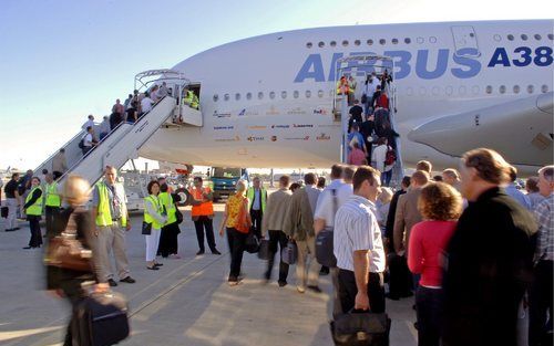 TOULOUSE â€“ Bijna 500 werknemers van vliegtuigbouwer Airbus zijn maandag opgestegen voor de eerste van een reeks proefvluchten van de nieuwe superjumbo A380 met passagiers. Foto EPA