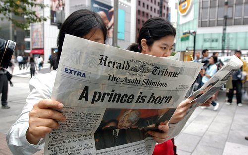 TOKIO - Twee Japanse vrouwen lezen het nieuws over het geboren prinsje. Foto EPA