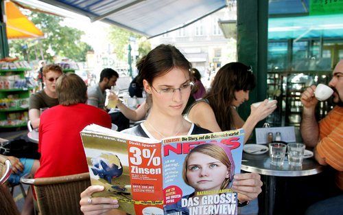 WENEN - Een vrouw leest in het tijdschrift News het interview met Natascha Kampusch. Op de cover een foto van Natascha. Foto EPA