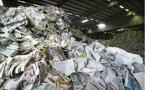 NIJMEGEN - Beeld van bergen oud papier bij papierverwerker Reparco in Nijmegen. In korte tijd is de oud-papierprijs, tussen maart en juni, met 130 tot 150 procent gestegen. De terugval in de economie is de belangrijkste oorzaak van de prijsstijgingen. De 