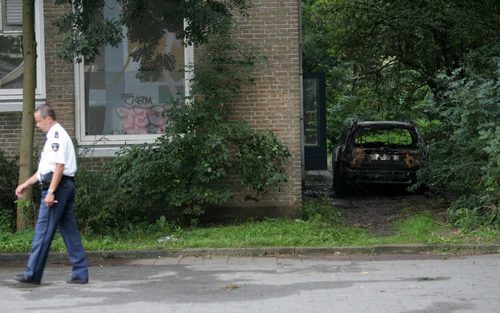 AMSTERDAM â€“ Twee gewapende overvallers hebben woensdagavond bij de Diamantbeurs in Amsterdam een man van twee koffers beroofd. De politie vermoedt dat er diamanten in zaten, maar weet dat nog niet zeker. De auto van de voortvluchtige overvallers werd br