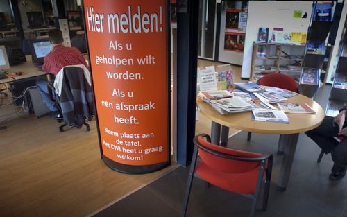 „Wat moet je als je een werkloze hbo’er of academicus bent? De flyers in de publiekshal van het CWI roepen alleen maar om laaggeschoolden.” - Foto&#61567;ANP