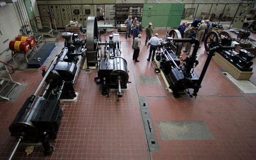 STAMPERSGAT â€“ In de suikerfabriek in het West Brabantse Stampersgat werken vrijwilligers aan de restauratie van vier stoommachines uit het begin van de vorige eeuw. CoÃ¶rdinator van deze groep oud werknemers van Suiker Unie is de 61 jarige Jan van Meer 