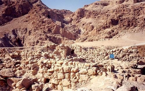 JERUZALEMâ€“ De IsraÃ«lische archeoloog Yitzhak Magen verrichtte opgravingen in de nederzettingen van Qumran. Hij concludeert onder meer dat de Dode Zeerollen, die zijn gevonden in grotten in de buurt van de zoutzee, niet afkomstig zijn van de joodse sekt