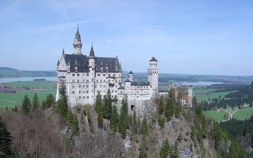 HOHENSCHWANGAU â€“ Het sprookjesachtige kasteel Neuschwanstein. Posters van Ludwigs ridderburcht sieren menig lokaal waarin Duitse les wordt gegeven. Foto RD