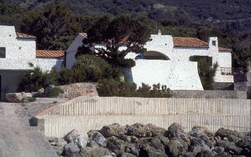 De oranjevilla ”De gelukkige olifant” in het Italiaanse Porto Ercole heeft al heel wat gasten te herbergen gehad. - Foto EPA