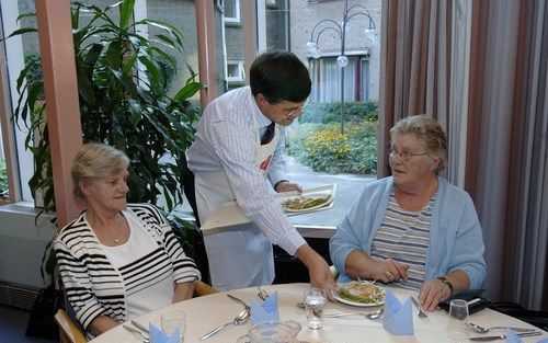 LEEUWARDEN - Premier Balkenende voorziet twee vrouwen van een maaltijd. Foto ANP