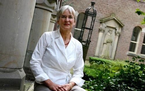 KAMPEN â€“ Dr. Dineke Houtman is per 1 januari volgend jaar benoemd tot bijzonder hoogleraar judaÃ¯ca aan de Theologische Universiteit Kampen (ThUK). „Ik ben me goed bewust van de verantwoordelijkheid die deze functie met zich meebrengt. Alles wat met het