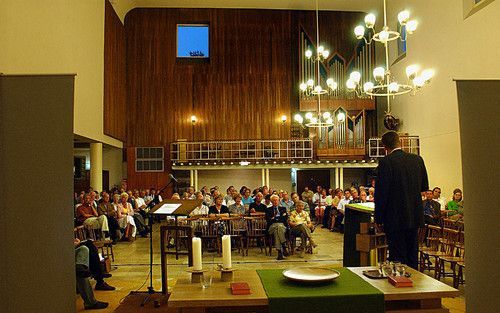 AMERSFOORT â€“ Een debat tussen de voormannen van de Gereformeerde Bond in de Protestantse Kerk en de beweging Op Goed Gerucht in de Amersfoortse Bergkerk werd woensdagavond door ongeveer 120 mensen bijgewoond. Foto Piebe Bakker