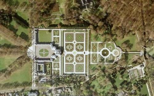 De tuin van Paleis Het Loo ligt er fraai bij op een satellietfoto van Apeldoorn en omgeving. Bovenin, in het midden, Kasteel Het Oude Loo, waar recent de Japanse kroonprins en zijn gezin verbleven.Foto GoogleEarth