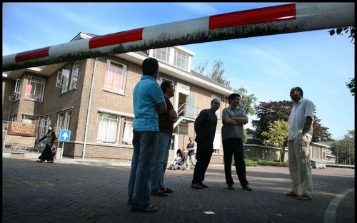 GRAVE â€“ Asielzoekers op het terrein van het azc in Grave. Minister Verdonk van Vreemdelingenzaken bracht er donderdag een bezoek. Foto Erik van ’t Hullenaar