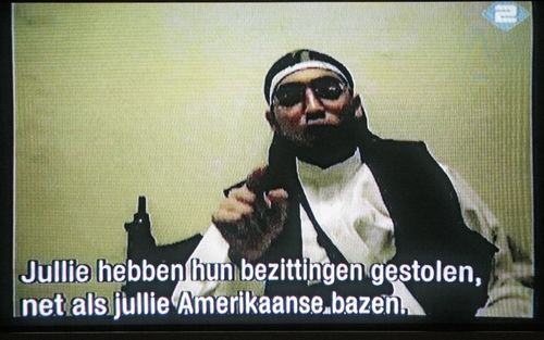 HILVERSUM â€“ Samir A., met achter zich een machinepistool, tijdens het uitspreken van zijn videotestament. Op de video, donderdagavond vertoond in tv programma NOVA, zweert de terreurverdachte wraak voor het onrecht dat moslims in zijn ogen is aangedaan.