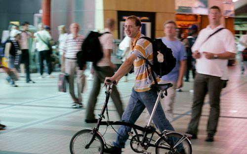 Tijdens de Week van de Vooruitgang, die vrijdag begint, staat duurzame mobiliteit centraal. Fotograaf Erik Kottier reist zelden per auto. „In en buiten Utrecht kun je prima met het openbaar vervoer, in combinatie met de vouwfiets, uit de voeten.” Foto RD,