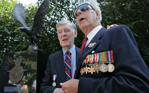 OOSTERBEEK â€“ De blinde Britse veteraan R. G. Sheriff (85, rechts) onthulde vrijdagmiddag bij het Airbornemuseum een monument ter nagedachtenis aan de geallieerde vliegeniers die tijdens de Slag om Arnhem in 1944 om het leven kwamen. De adelaar werd onth