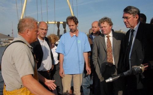 URK â€“ De vaste Tweede Kamercommissie van visserijzaken heeft vrijdag een werkbezoek gebracht aan Urk. De delegatie bezocht eerst de binnenvaartvisserij. Daarna ging het via de schelpdiervisserij, een vismaaltijd en het bijwonen van een veiling door naar