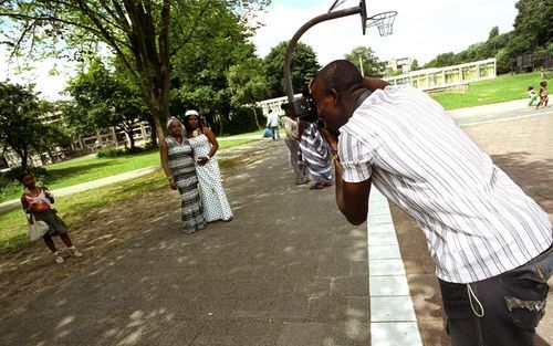 AMSTERDAM â€“ Elke week kunnen leden van de evangelische gemeente King of kings in de Amsterdamse Bijlmer zich laten fotograferen. Christenen, moslims en hindoes beleven hun religie niet alleen in de kerk of thuis, zo wil de tentoonstelling ”Ik geloof in 