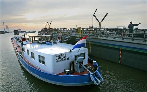 MOERDIJK â€“ Binnenvaartschip Martens 7 ligt aan de ketting bij de Afvalstoffenterminal Moerdijk (ATM) bij Moerdijk. Bemanningsleden van het schip raakten vrijdag onwel na het inademen van giftige dampen. Justitie onderzoekt het schip, dat zeker tot woens