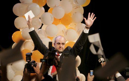 STOCKHOLM â€“ De conservatieve partijleider Fredrik Reinfeldt viert de overwinning van de Zweedse centrumrechtse coalitie op de regerende sociaaldemocraten en hun bondgenoten. Het verschil tussen beide partijen is nog geen 2 procent. Foto EPA