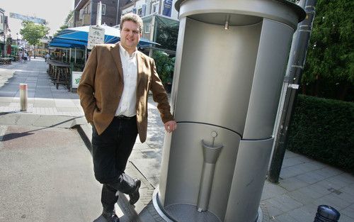 APELDOORN â€“ In de uitgaanscentra van een groeiend aantal steden gaat de Urilift wildplassen tegen. De innovatieve wc van de Apeldoornse sanitairexpert Marco Schimmel is tijdens uitgaansuren beschikbaar. Als het publiek het centrum verlaten heeft, verdwi