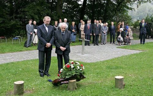 AMSTERDAM â€“ Burgemeester Burgel (r.) van de Duitse gemeente Dachau staat bij het Nationaal Dachau Monument. De burgemeester heeft maandag, op eigen verzoek, een krans gelegd bij het monument in het Amsterdamse Bos. Foto ANP