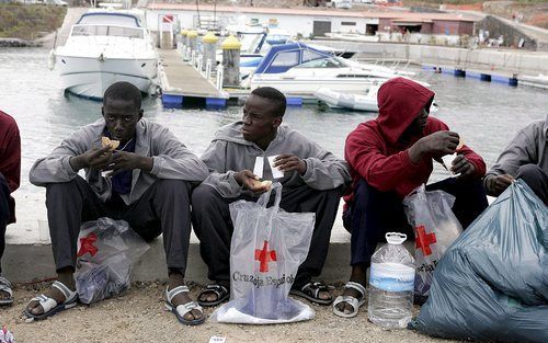 SANTA CRUZ DE TENERIFE â€“ Het aantal asielzoekers dat het Westen probeert binnen te komen mag dan zijn gedaald, op Tenerife merkt men daar nog weinig van. Dinsdag kwamen op het Canarische eiland meer dan 300 illegale asielzoekers uit Afrika aan in kleine