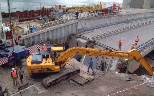 ROTTERDAM - De werkzaamheden aan de Calandtunnel in het Europoortgebied bij Rotterdam lopen flink vertraging op doordat er zaterdagochtend een scheur is ontstaan in de damwand. Daardoor is een deel van de weg verdwenen. Het herstel van de weg begint pas w