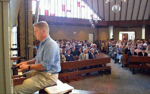 EDE - In het kerkgebouw ”De Tabernakel” te Ede werd afgelopen zaterdag een bijeenkomst gehouden van verootmoediging en gebed, uit zorg over de ontwikkelingen in de Christelijke Gereformeerde Kerken. De bijeenkomst was drukbezocht: een deel van de aanwezig