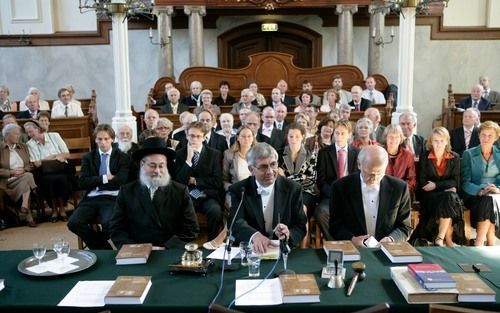 In een volle Leidse Lokhorstkerk verdedigde drs. M. van Campen (met naast hem zijn paranimfen rabbijn Binyomin Jacobs en dr. Wulfert de Greef) woensdag-middag zijn dissertatie ”Gans IsraÃ«l. Voetiaanse en coccejaanse visies op de joden gedurende de zevent